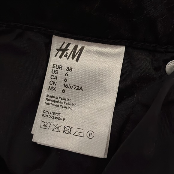 H&M Girlfriend Fit Black Jeans - Picture 5 of 5